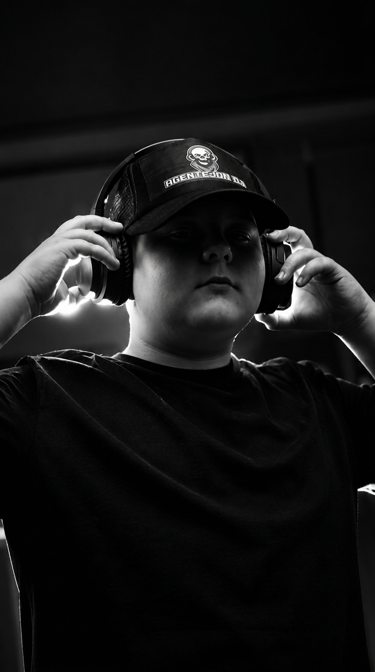 Retrato en blanco y negro de AgenteJon DJ con auriculares